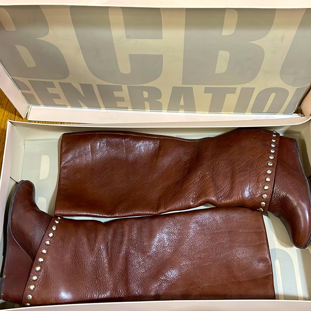 BCBG WALLA Women's Pull On Leather Studded Wedge Boots size 8.5
